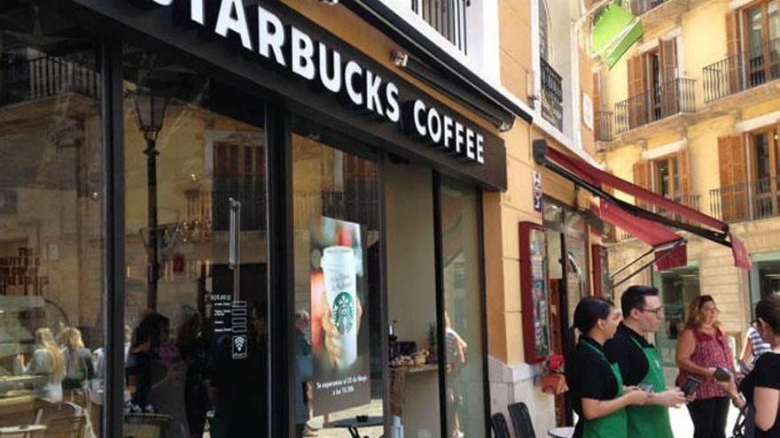 Starbucks abre hoy local en Cort