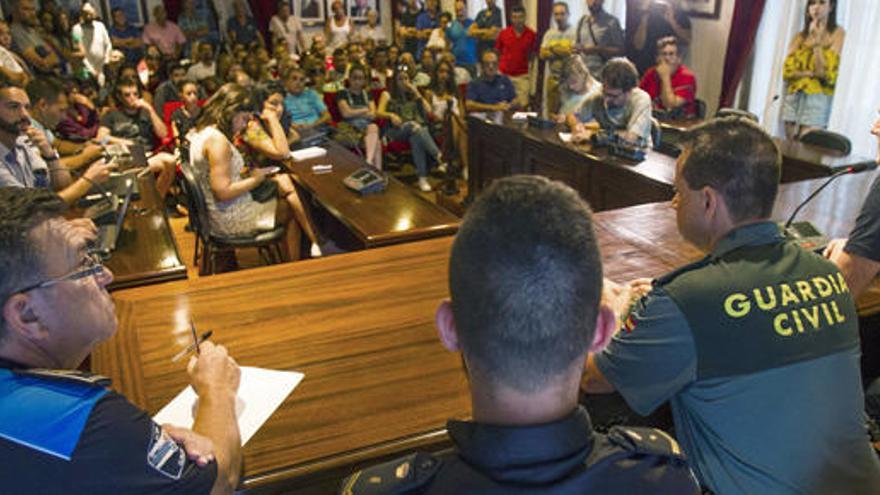 Más de un centenar de voluntarios participan en la búsqueda.