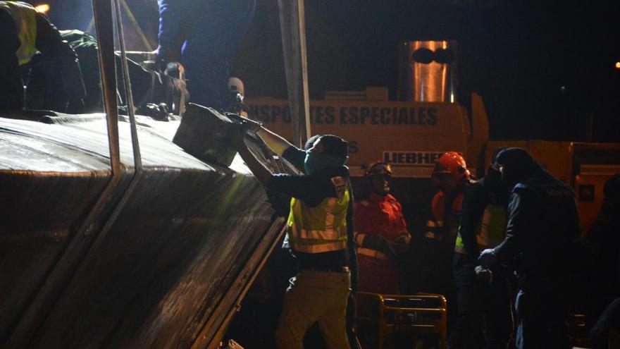 El narcosubmarino en el puerto de Aldán. // Gonzalo Núñez