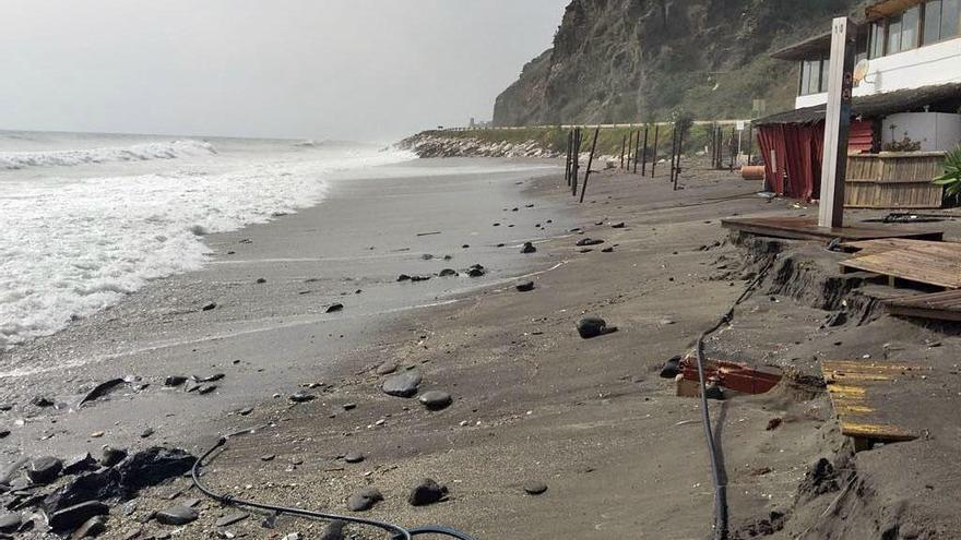 Una playa de la Costa el Sol afectada por el último temporal.