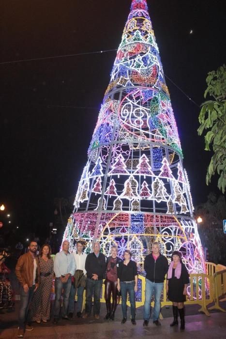 Las primeras luces de Navidad iluminan Arrecife