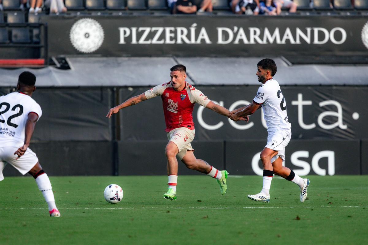 Foto del AD Ceuta 2-1 Málaga CF, cuarto amistoso esta pretemporada, en el que los locales se llevaron el Trofeo ‘Ciudad de Ceuta’. Primera derrota malaguista en esta preparación para la vuelta a Primera.