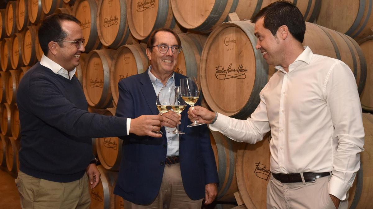 Manuel y Jorge Rivero flanquean a su padre, Jesús, en la bodega Faustino Rivero Ulecia.