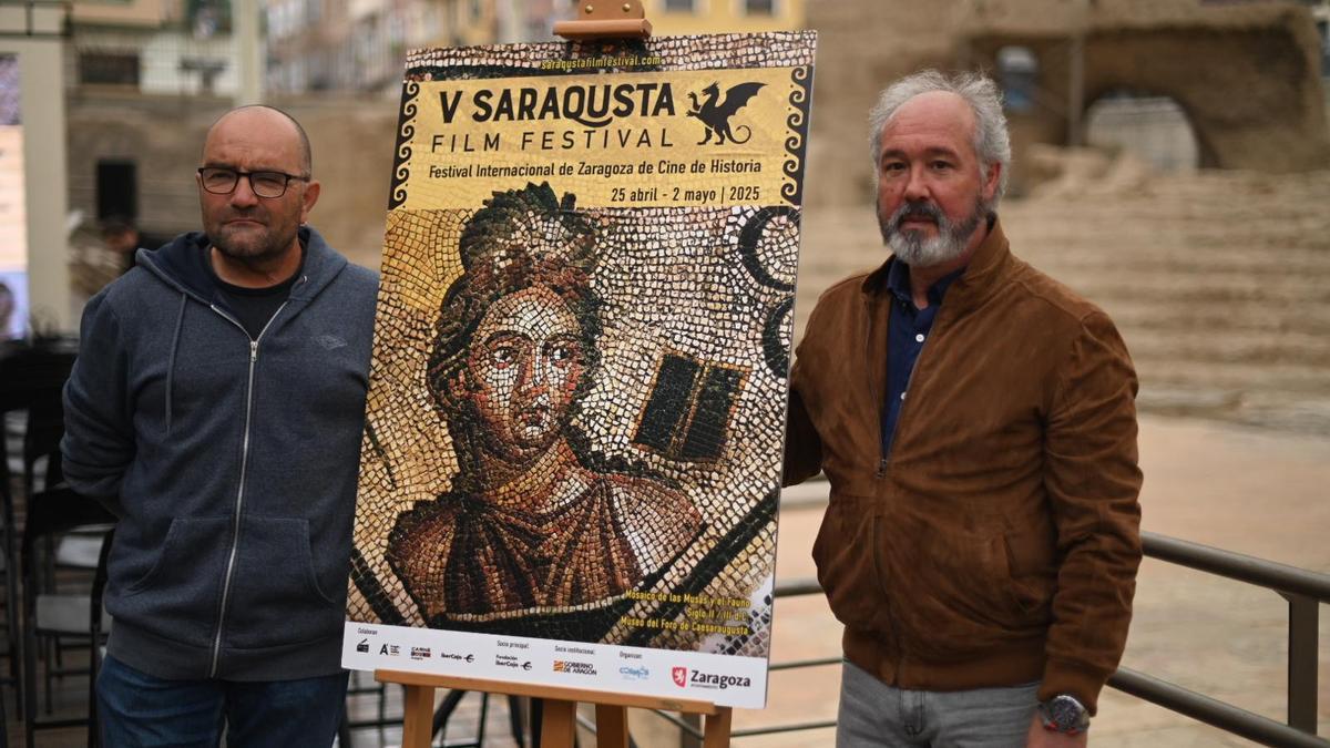 El director y guionista Eduardo de la Cruz (derecha) ha presentado este martes el documental 'Lux sacra'.