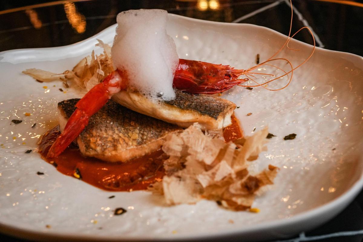 Lomo de lubina con sopa licuada de carabineros.