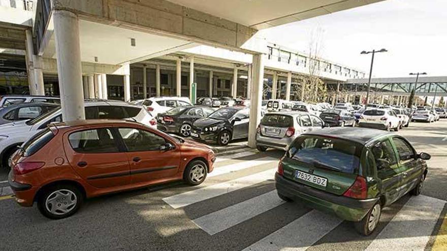 Una imagen reciente del estacionamiento de Son Espases, con vehículos aparcados de cualquier manera en los viales del recinto hospitalario.