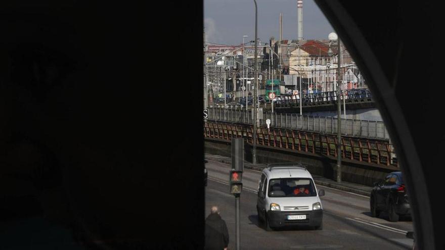 Paisaje industrial y portuario desde la calle del Muelle. | MARA VILLAMUZA