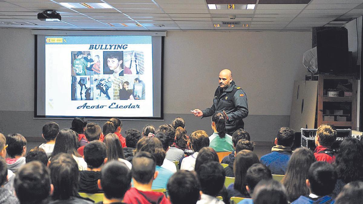 Una charla sobre acoso escolar en un colegio.