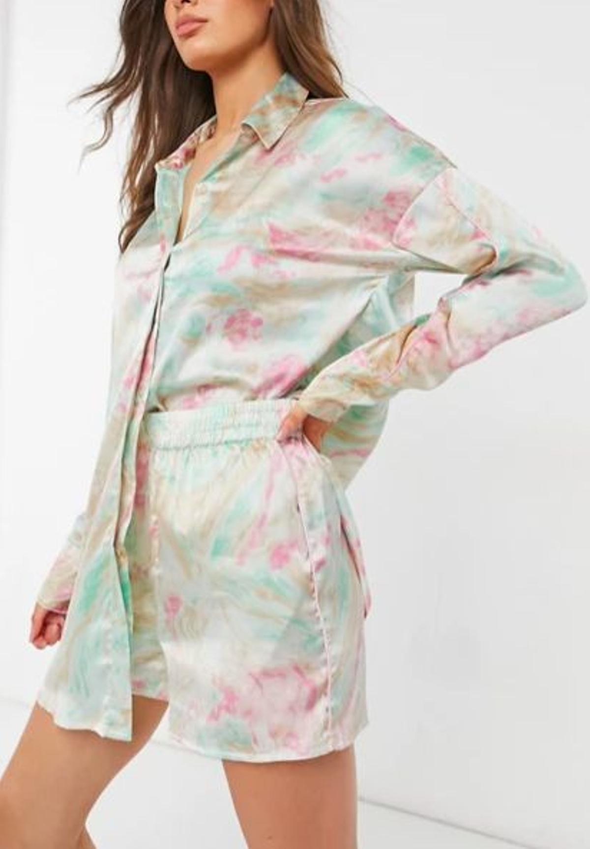Pijama premium con diseño marmoleado multicolor de camisa y shorts largos de satén de ASOS DESIGN