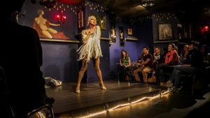Una noche de espectáculos drag en el bar ’El Cangrejo’ del Raval