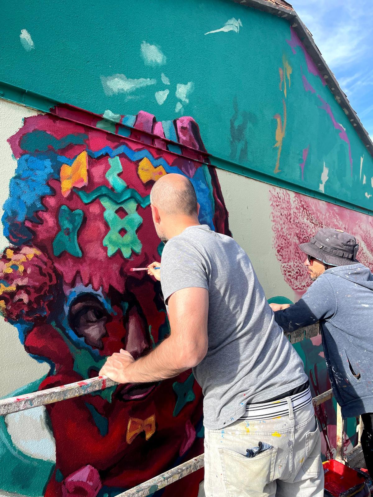 Detalle de las obras del nuevo mural en el barrio de San José Obrero.