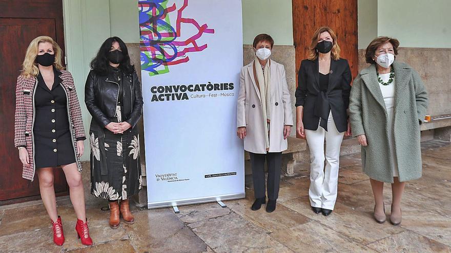 Adela Cortijo, Ester Alba, Mavi Mestre, Susana Lloret y Petra Pérez, ayer, en La Nau. | F. CALABUIG