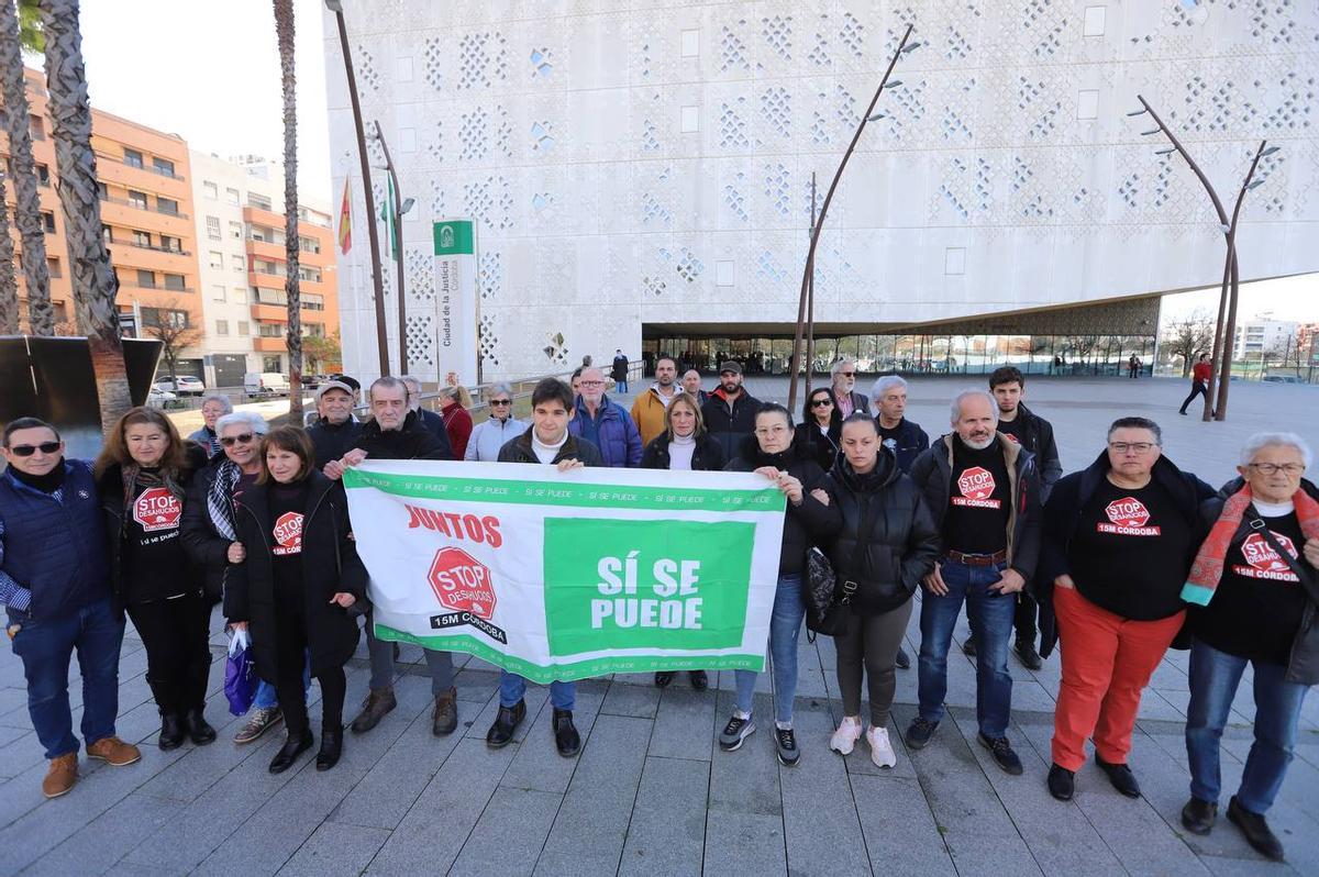 Concentración de Stop Desahucios contra el desalojo de Margari Cortés.