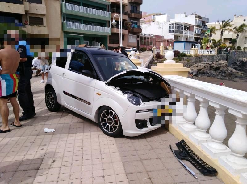 Un nonagenario se mete con su coche de licencia por el paseo de Salinetas