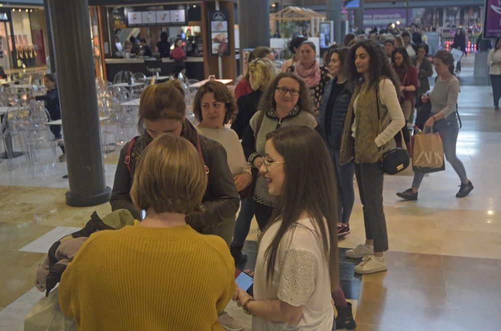 Recogida de dorsales en el Thader para la IV Carrera de la Mujer