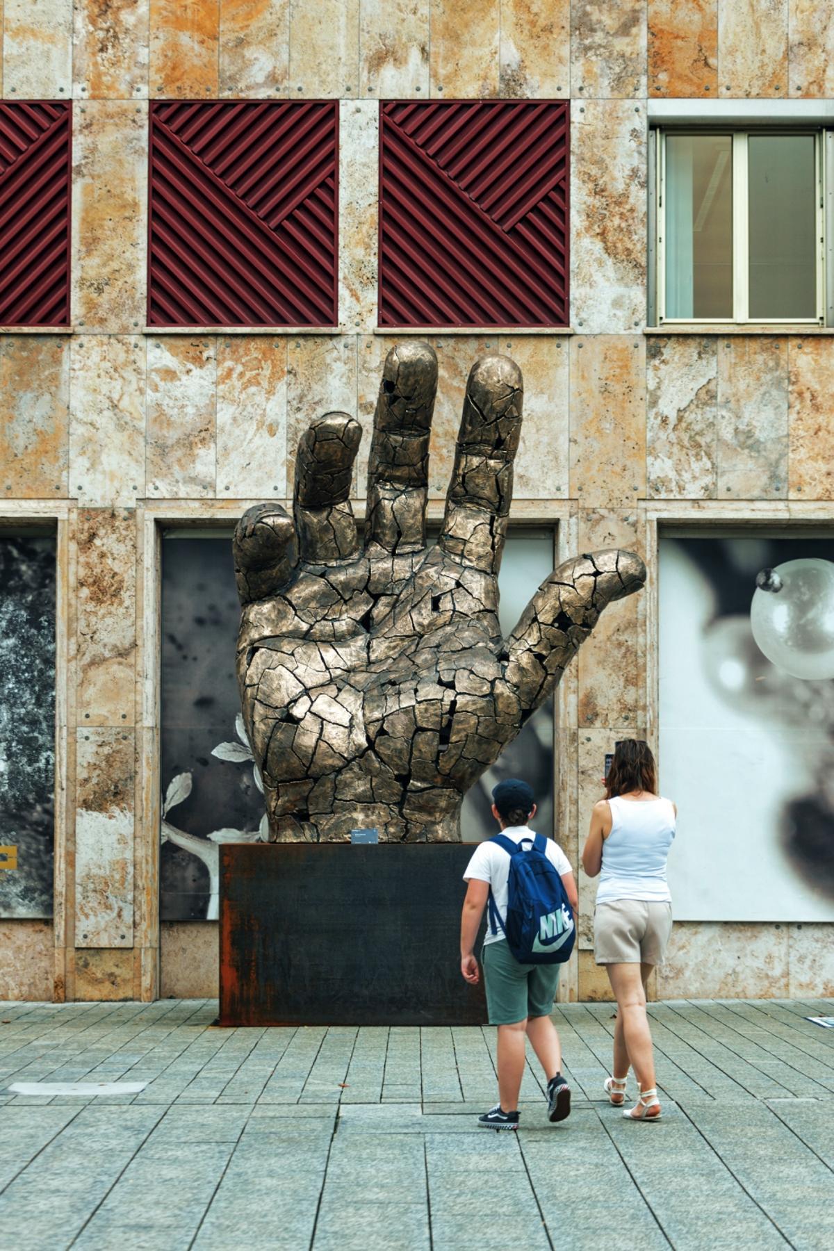 Escultura Main Bronze, de Bernard Bezzina, en la calle Städtle de Vaduz.