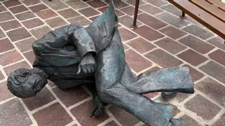 Destrozan una escultura del poeta Pedro García Cabrera