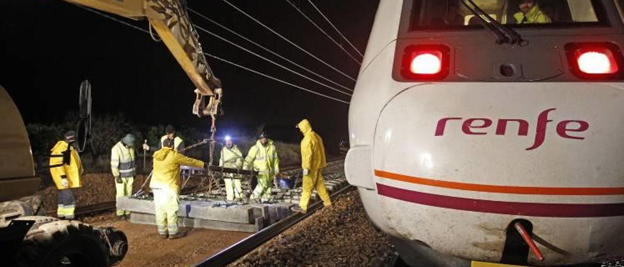 Las obras del AVE y una avería demoran hasta cuatro horas el viaje del cercanías a Castelló