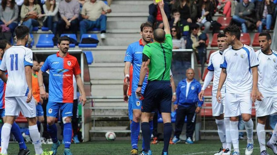 Pereira Ferreiro muestra a Michu la primera de las dos cartulinas amarillas que vio ante el Alcalá.