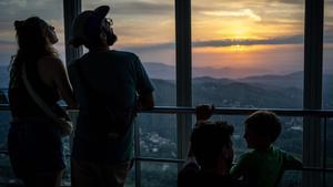 Només 5 dies: el mirador de la Torre de Collserola obre en horari especial per veure la posta de sol sobre Barcelona