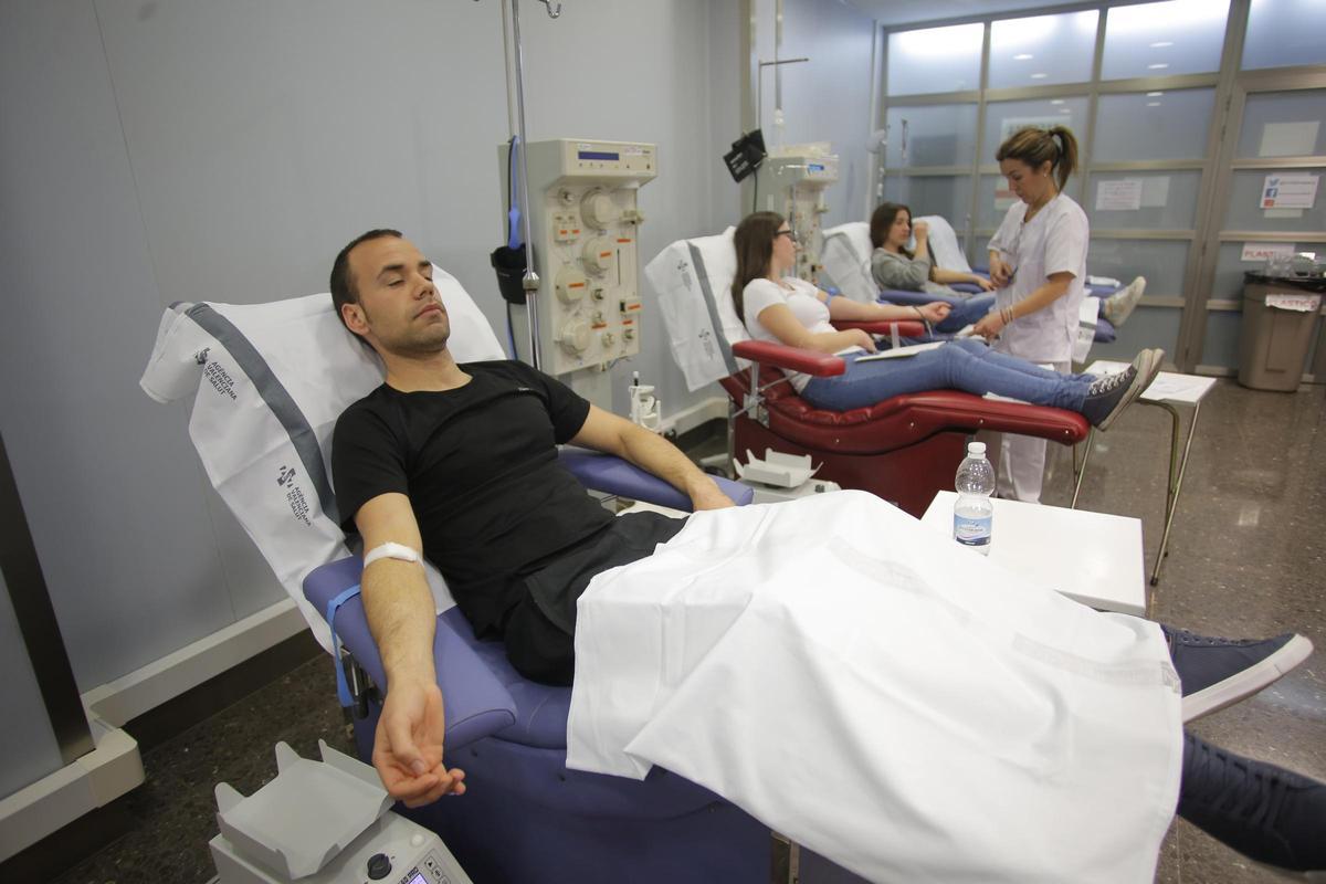 Jóvenes donando plasma y plaquetas gracias a una máquina de aféresis, muy parecida a la que usa para la donación de médula ósea.