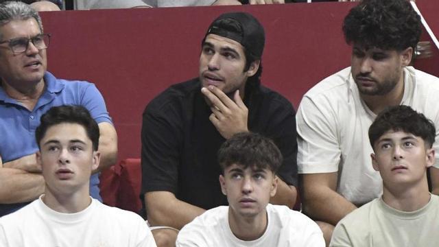 Carlos Alcaraz, en un partido de ElPozo entre su padre y su hermano. | ISRAEL SÁNCHEZ