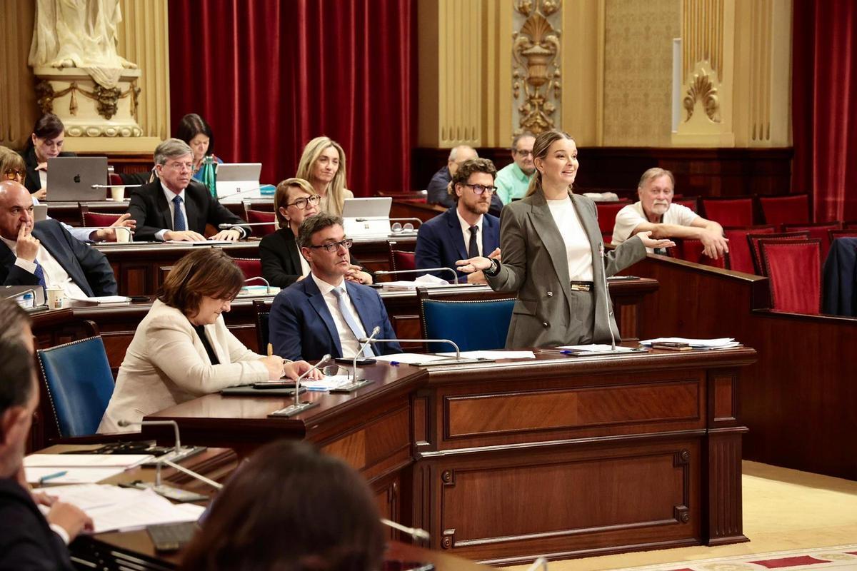 La presidenta del Govern, Marga Prohens, durante el pleno celebrado esta mañana en el Parlament