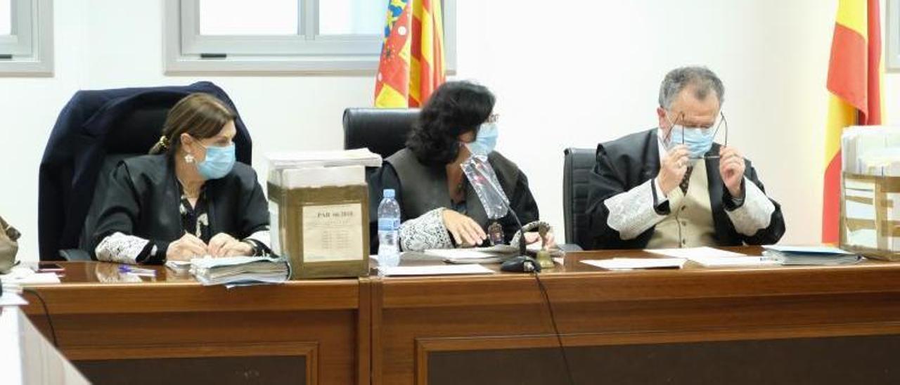 De i. a d. Navarro, Ojeda y Merlos, los tres miembros del tribunal durante una de las sesiones de juicio.  | ÁXEL ÄLVAREZ