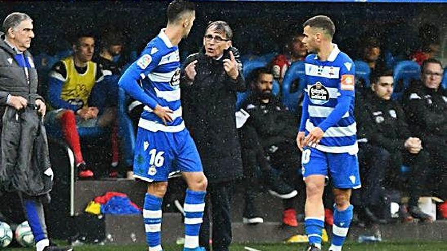 Fernando Vázquez da instrucciones a Sabin Merino y Aketxe.