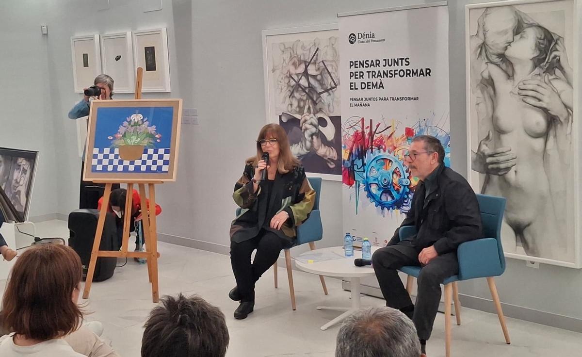 La artista, durante la charla; en la esquina de la izquierda, una lámina en la que asoma Ovidi Montllor