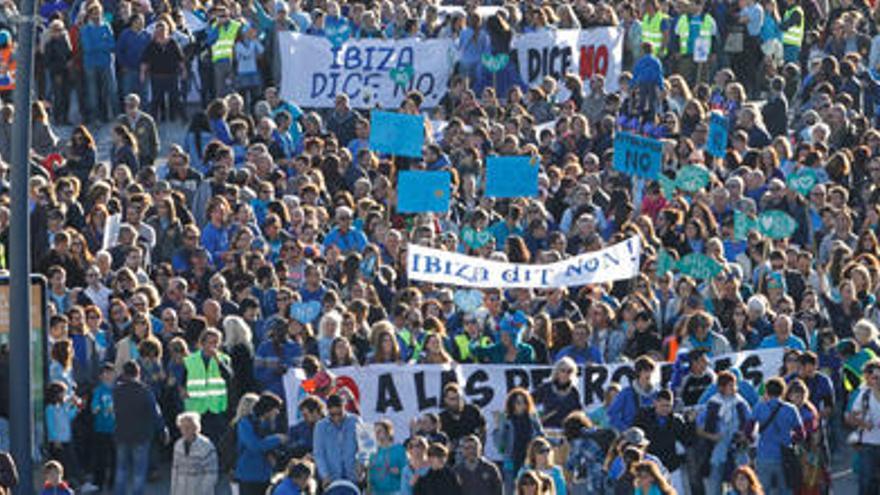 Masiva manifestación contra las prospecciones petrolíferas