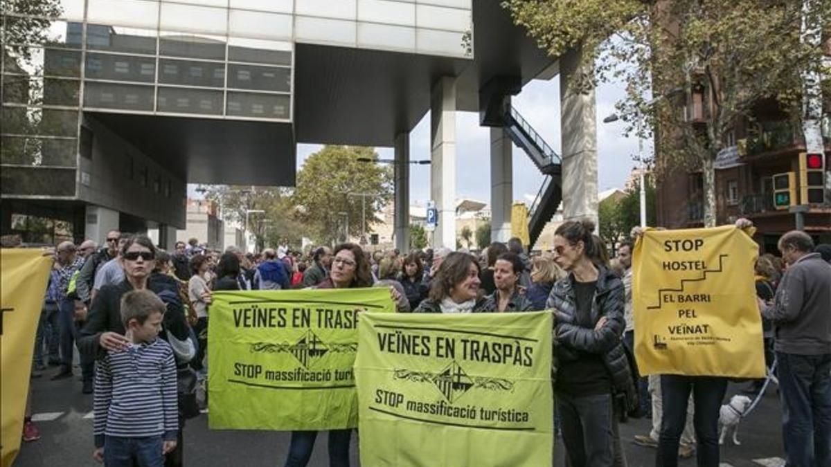 Protesta vecinal por la instalación de un albergue juvenil en la vila olimpica