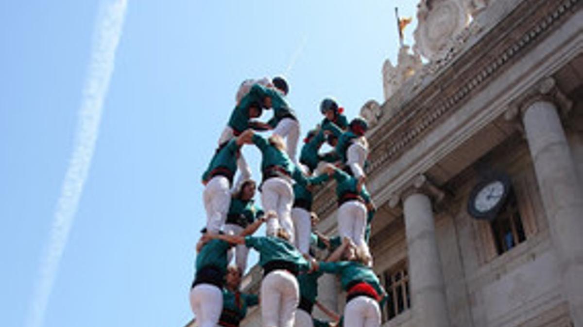 Actuación de los Castellers de Sabadell en la plaza Sant Jaume de Barcelona