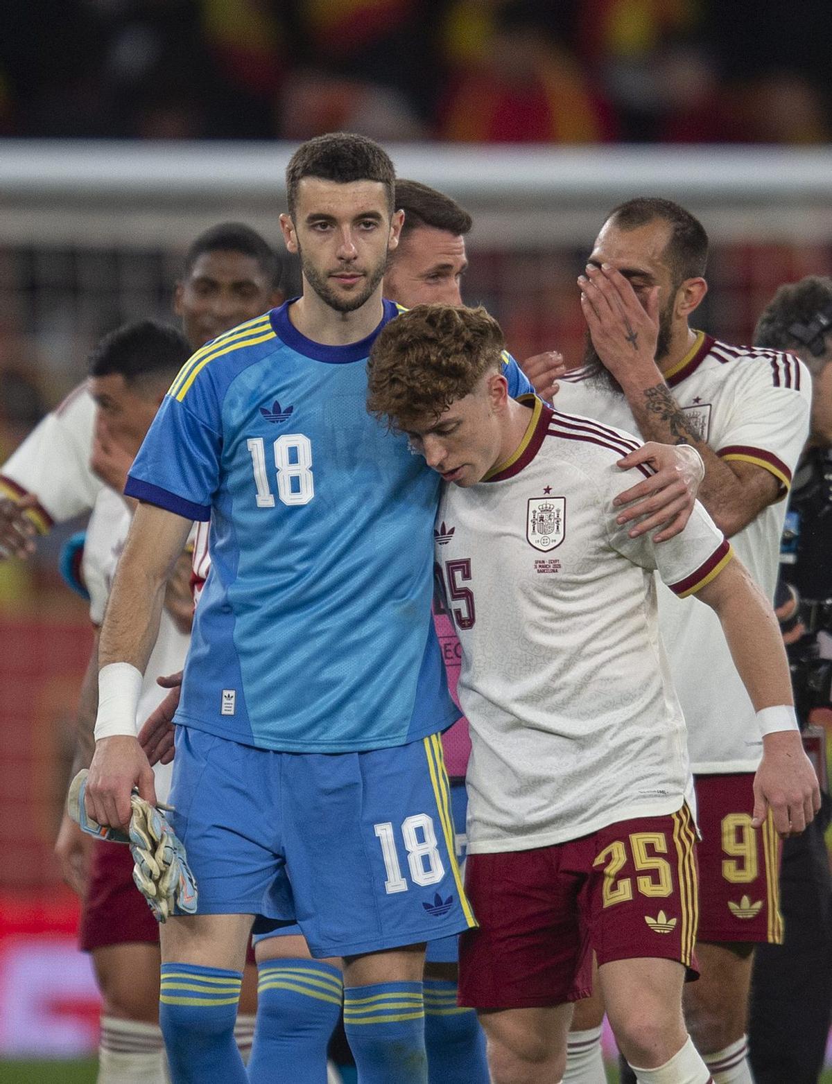 Joan Garcia abraça Víctor Muñoz al final del partit, ahir a la nit a Cornellà-el Prat. | JORDI COTRINA