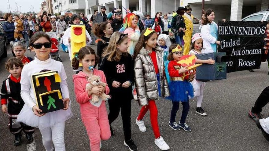 Un instante del desfile, con una de las pancartas reivindicativas.