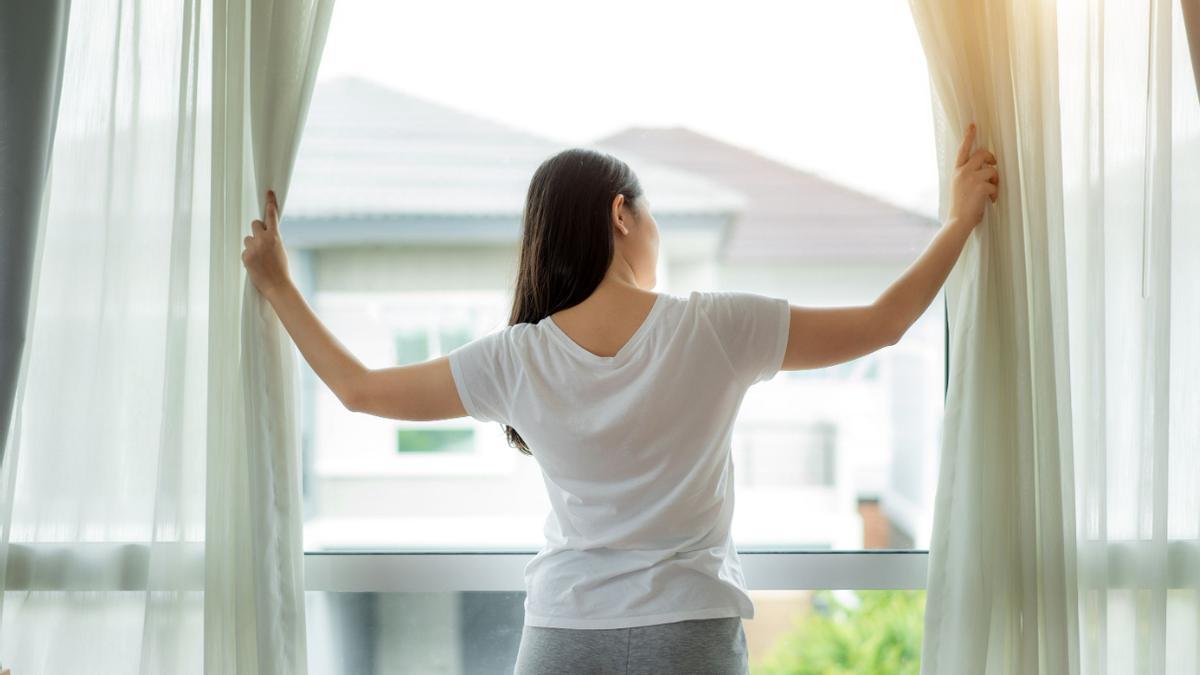 Mantener limpias y con un aroma agradable las cortinas es fundamental para preservar el ambiente acogedor de tu hogar.