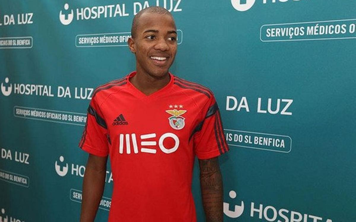 Victor Andrade, después de pasar la revisión médica con el Benfica