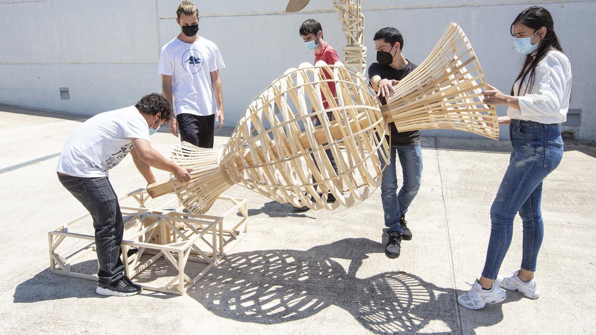 Alumnos del Cliclo Formativo de Escenografías, Fallas y Hogueras del Ies Las Llomas "planta" estructuras de madera en el patio del centro