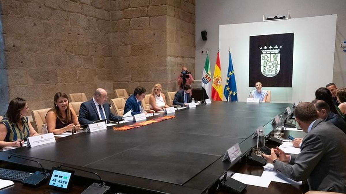 Ayudas de hasta 16.000 euros para el relevo generacional de empresas familiares en Extremadura.