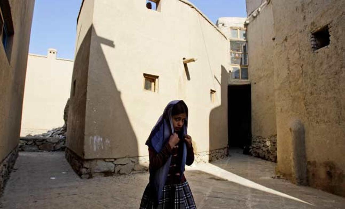 Una nena afganesa travessa un carreró al barri històric de Morad Khani de Kabul.