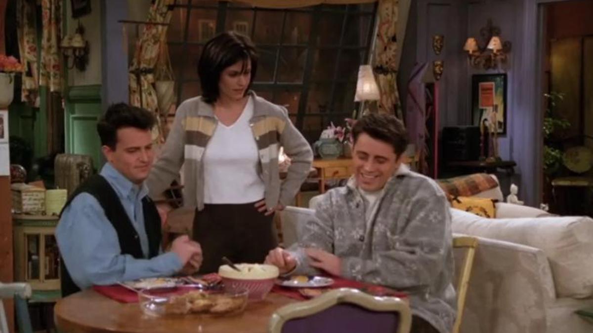 Fotograma de Friends con Chandler, Monica y Joey