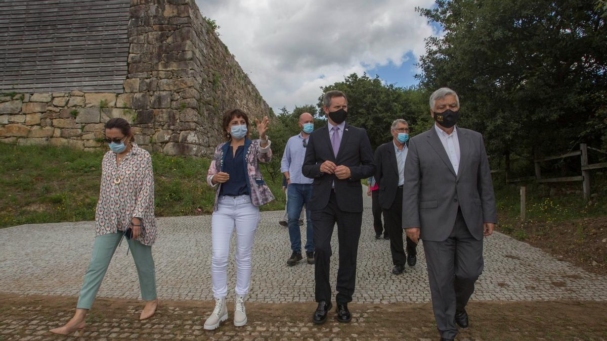 El delegado del Gobierno, José Miñones y la alcaldesa de Tomiño durante la visita de ayer