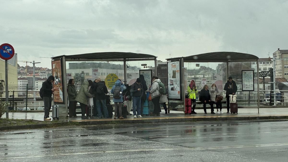 Huelga de buses en Santiago: los piquetes impiden otra vez que salgan los servicios mínimos de Amio