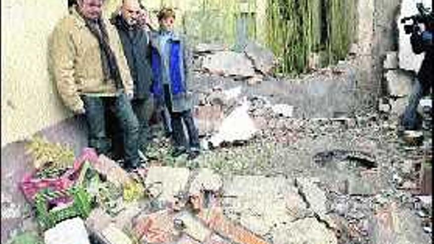 Líderes socialistas vascos observan los destrozos del atentado de Valmaseda.