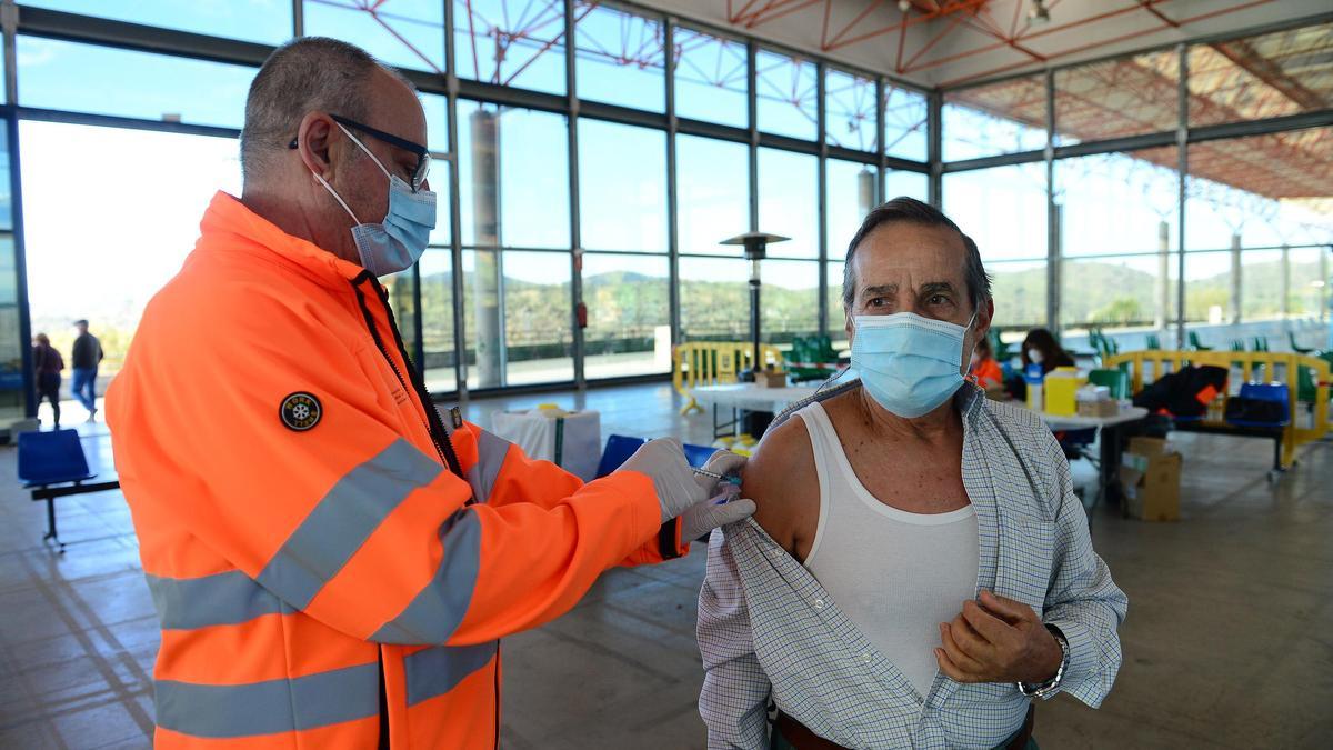 Un hombre se administra la tercera dosis de la vacuna en Plasencia.