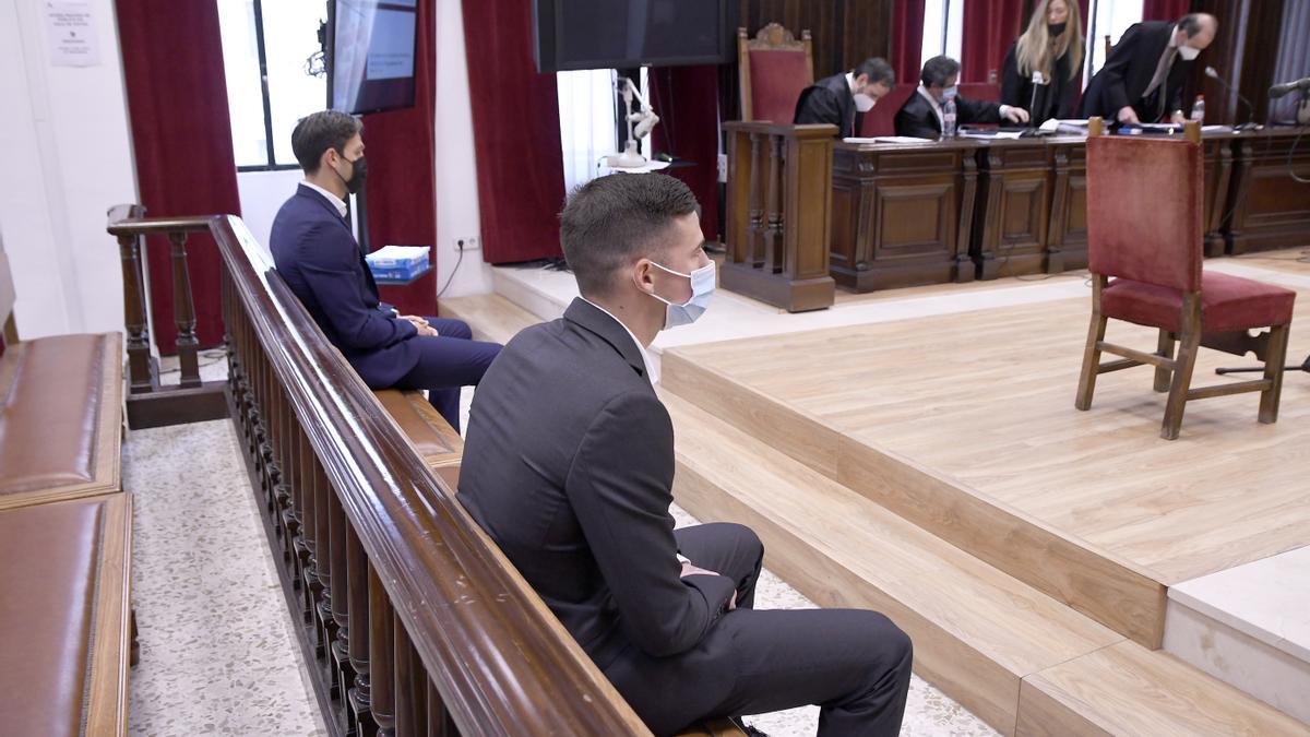 Santi Mina y David Goldar, al fondo, este miércoles durante el la sesión judicial celebrada en el juzgado de Mojácar.