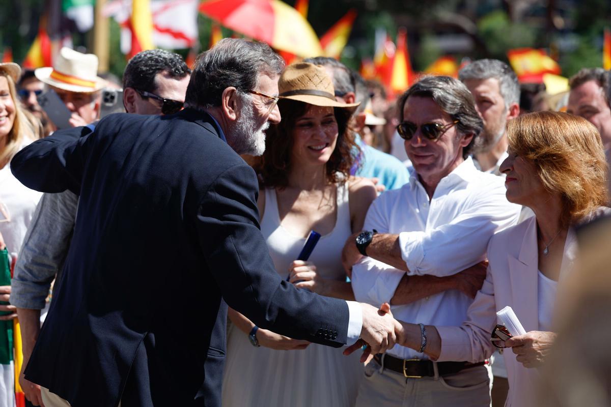 Mariano Rajoy, saluda a la exalcaldesa de Madrid, Ana Botella.