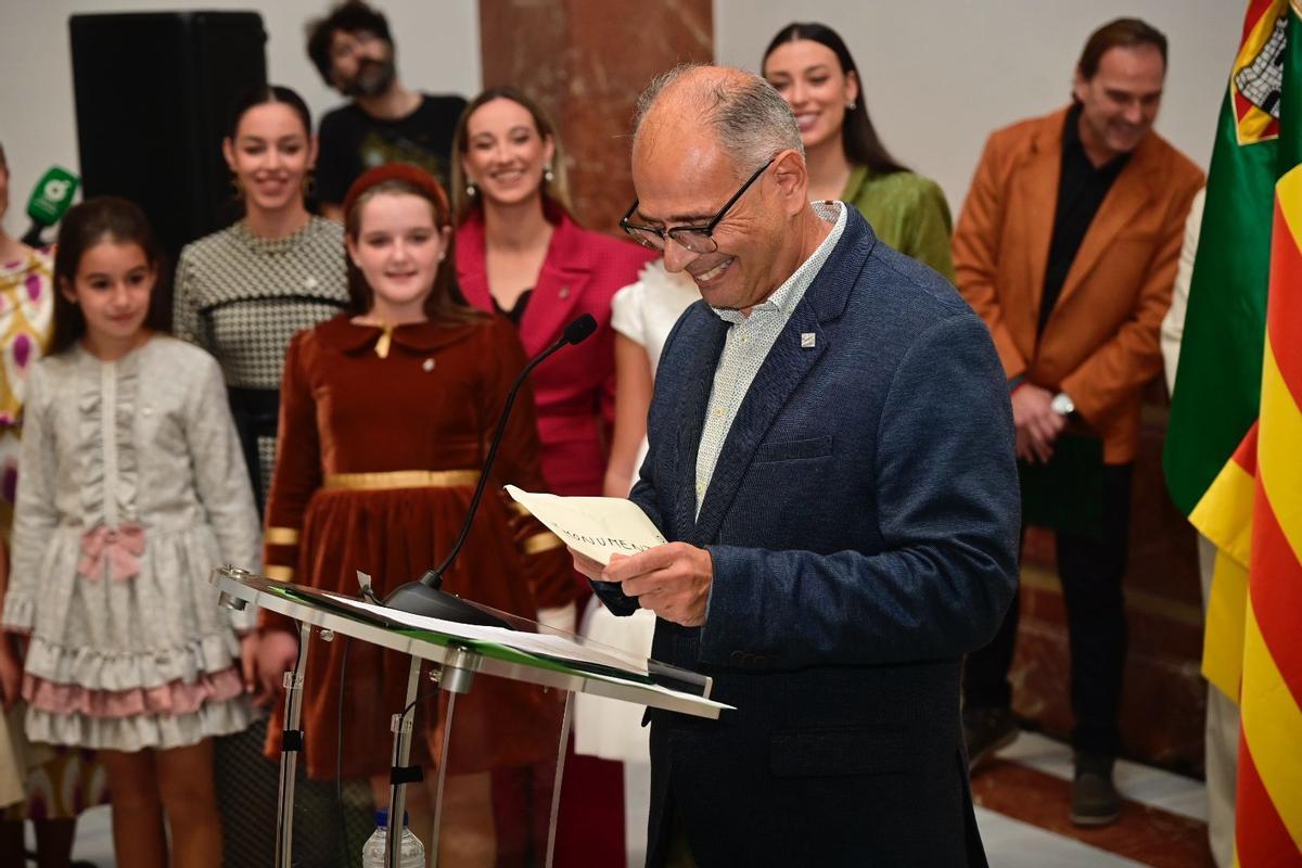 El secretario de la Junta de Fiestas, José Almela, lee la decisión del jurado.
