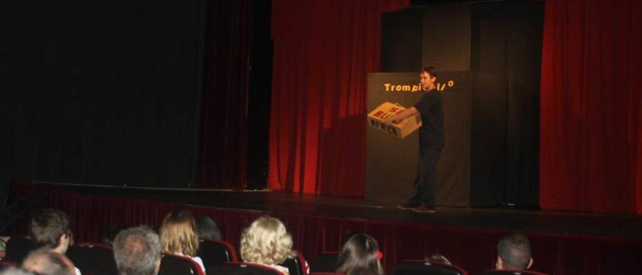 Marián González, ayer, durante la actuación, recibiendo el paquete misterioso.