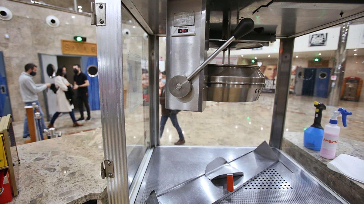 Popcorn machines are empty in cinemas, which since November cannot sell drinks to the public. | MANUEL R. SALA Popcorn machines are empty in cinemas, which since November cannot sell drinks to the public. | MANUEL R. SALA